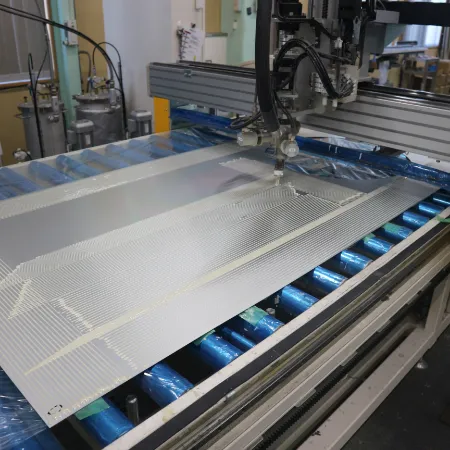 表面材の接着剤塗布およびハニカム充填 