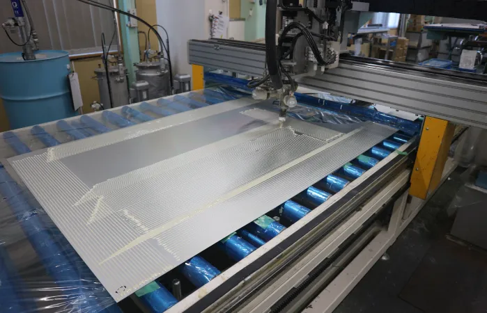 表面材の接着剤塗布およびハニカム充填 