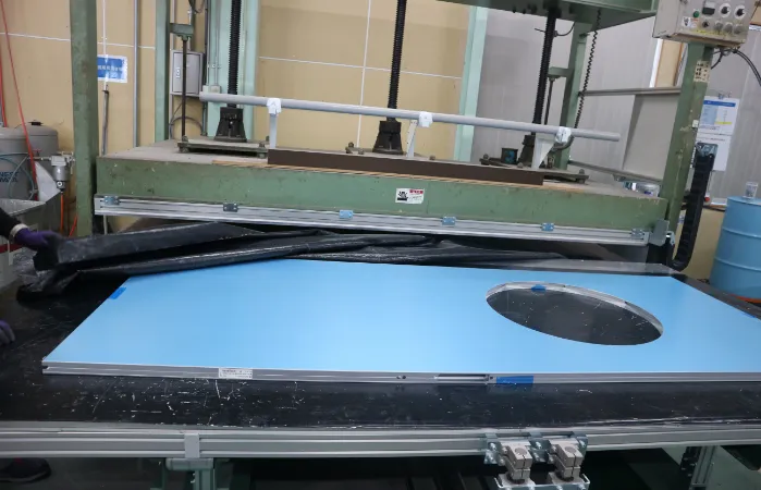 ホットメルトプレスにて圧着 