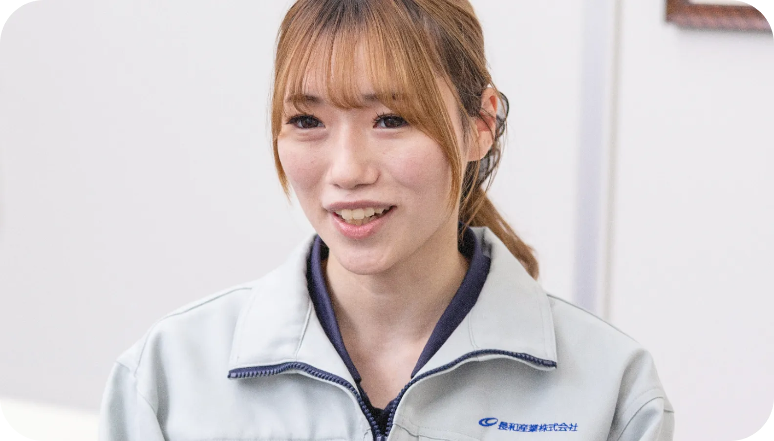 N.M.さんインタビューに答える様子