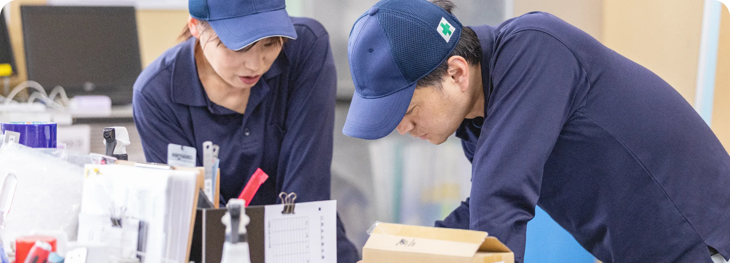 作業中の2人のスタッフ
