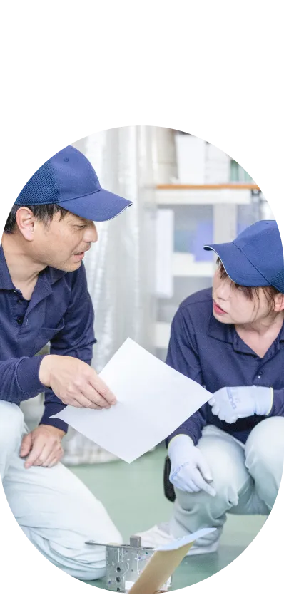 現場で打ち合わせを行う2人のスタッフの様子