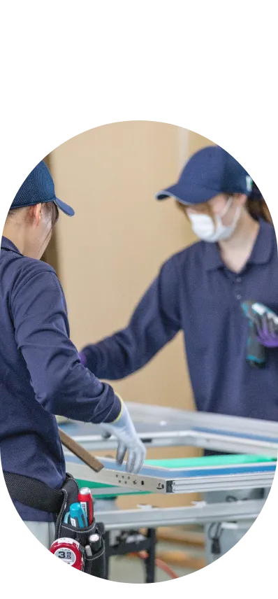 作業中の2人のスタッフ
