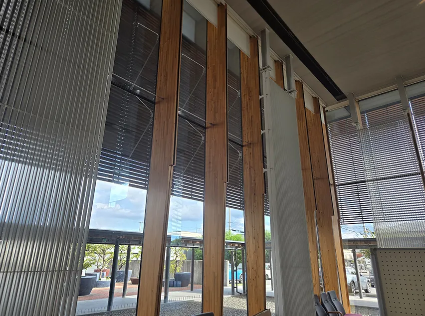 長浜市役所本庁舎新築工事1Fホールのカーテンウォール部材供給施工事例