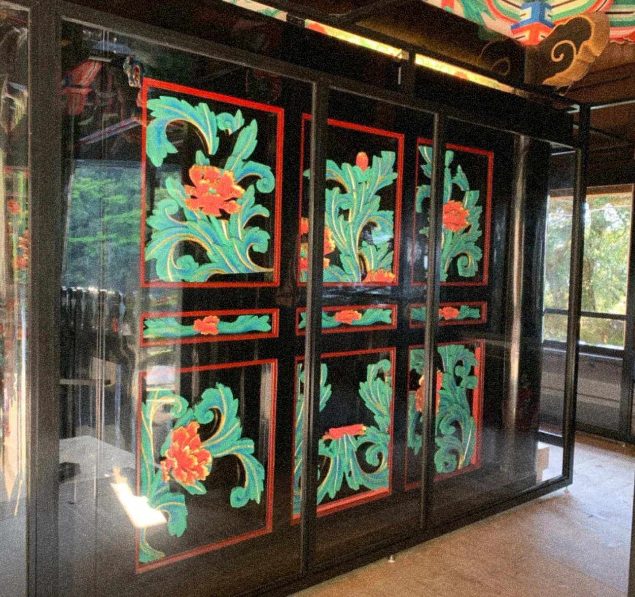 竹生島宝厳寺に設置された文化財保護カバー